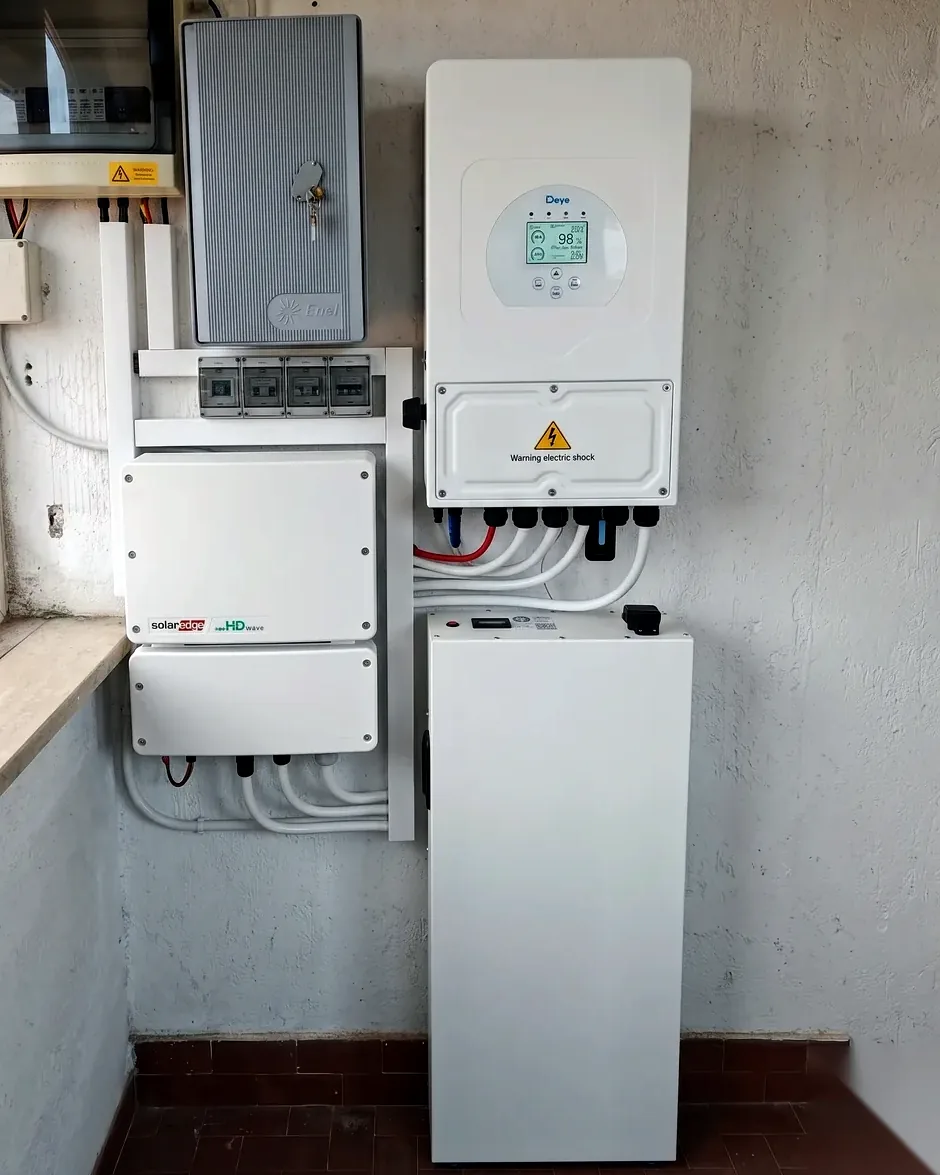 Inversor SolarEdge existente con inversor híbrido Deye y batería instalados en la misma pared