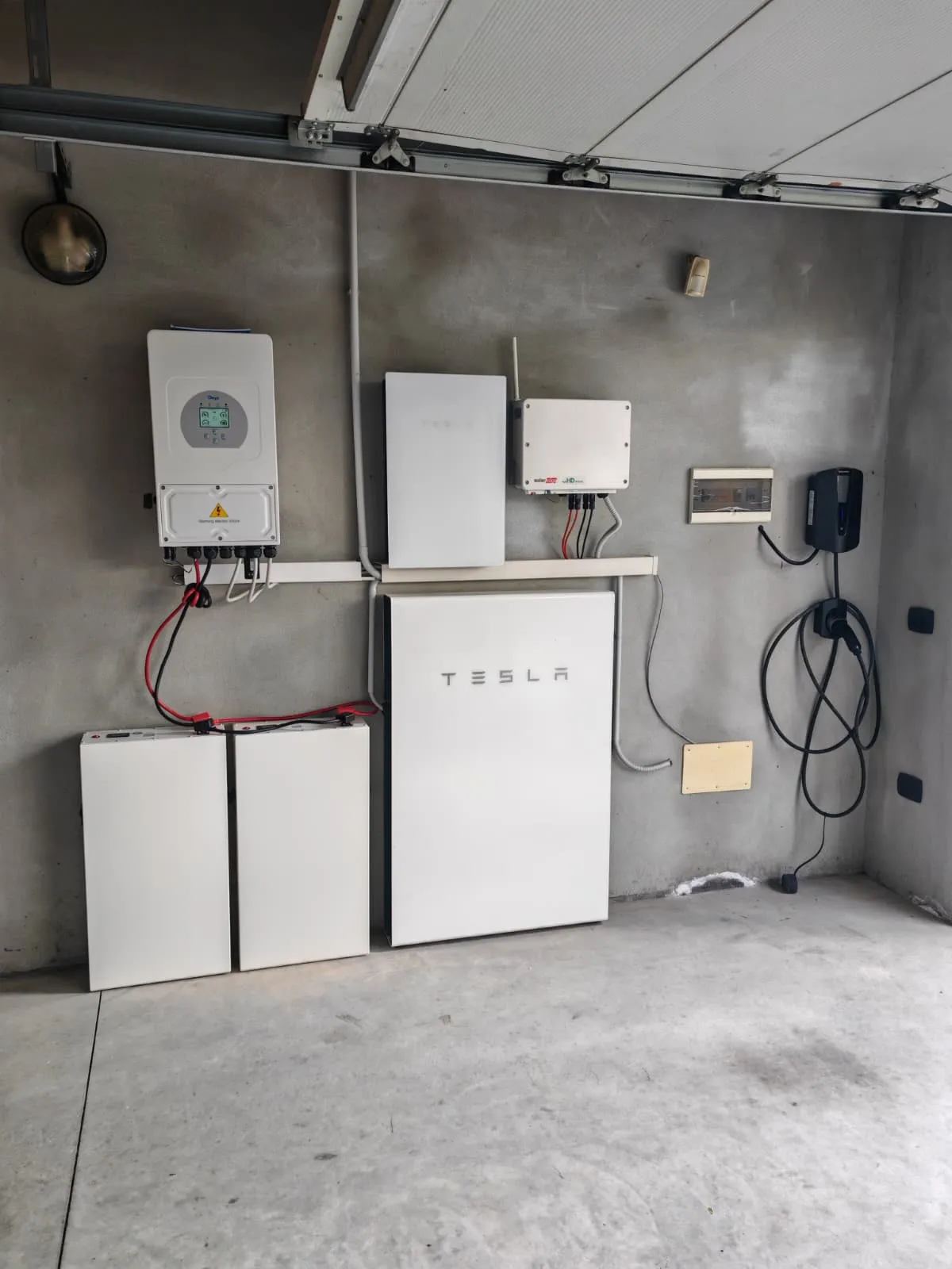 Tesla Powerwall ampliat amb 2 mòduls de bateria IBWT de 9,2 kWh i Gateway 6 kW en instal·lació SolarEdge